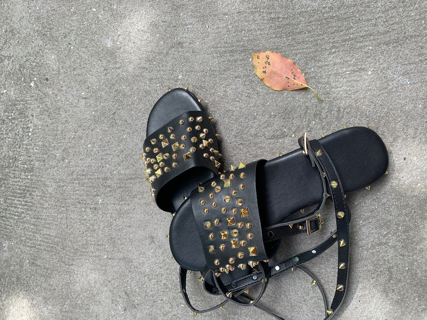 Sandales Plates Femme à Rivets – Style et Fraîcheur d’Été