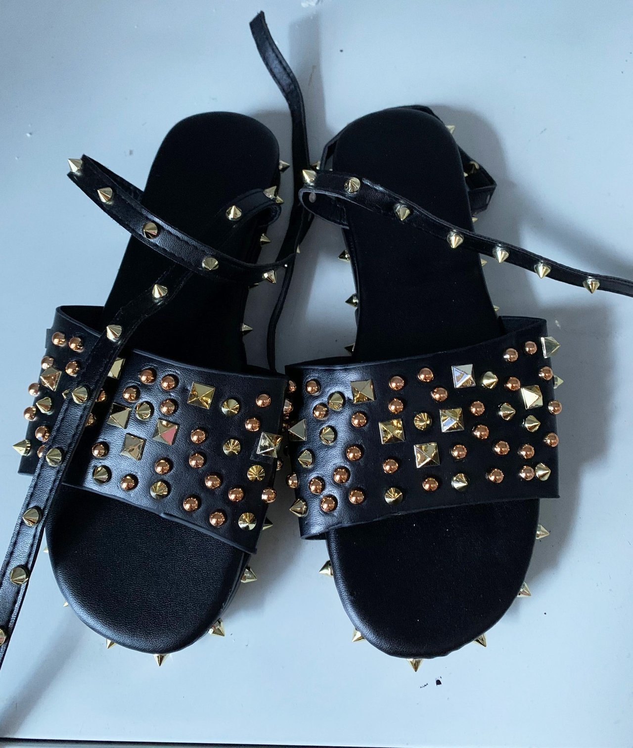 Sandales Plates Femme à Rivets – Style et Fraîcheur d’Été