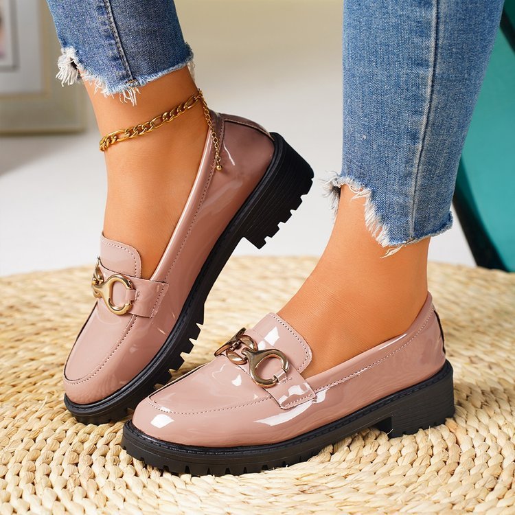 Chaussures à talons épais pour femme à bout rond et semelle épaisse.