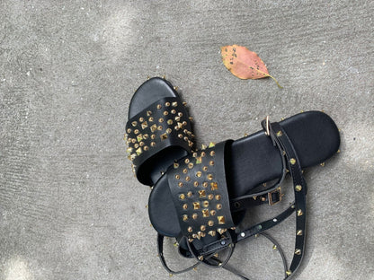 Sandales Plates Femme à Rivets – Style et Fraîcheur d’Été
