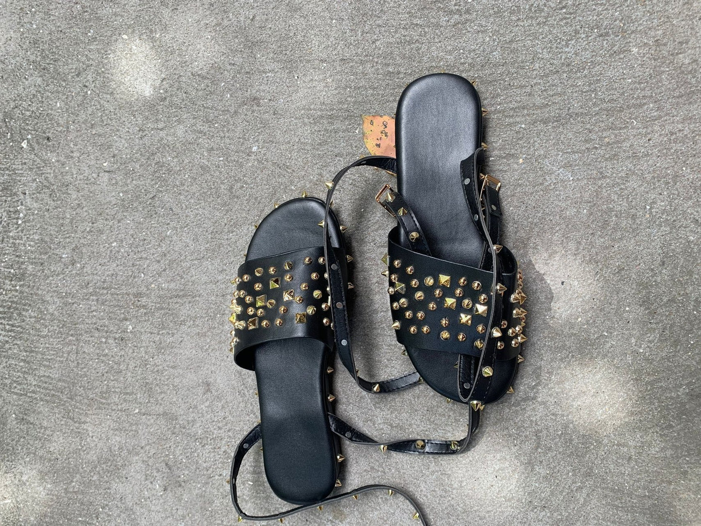 Sandales Plates Femme à Rivets – Style et Fraîcheur d’Été