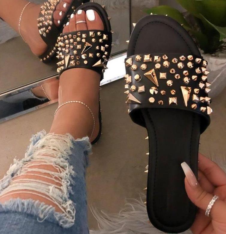Sandales Plates Femme à Rivets – Style et Fraîcheur d’Été