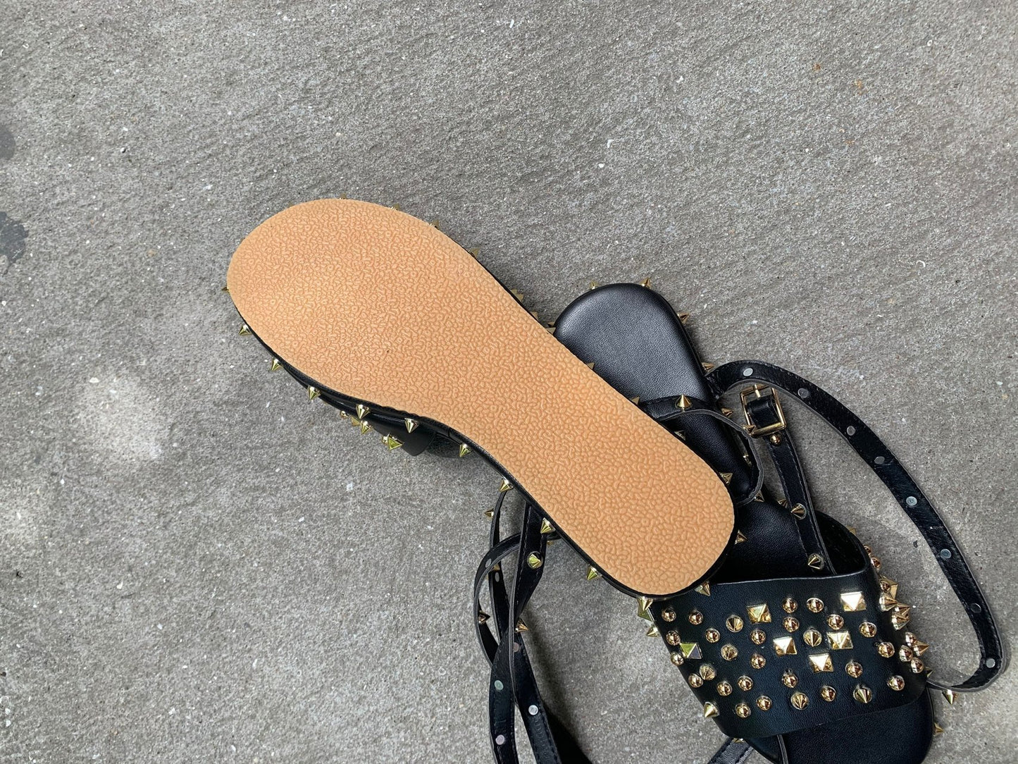 Sandales Plates Femme à Rivets – Style et Fraîcheur d’Été