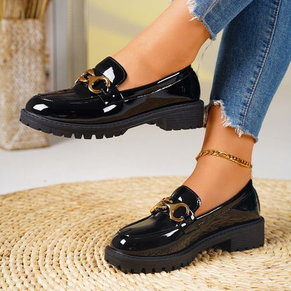 Chaussures à talons épais pour femme à bout rond et semelle épaisse.