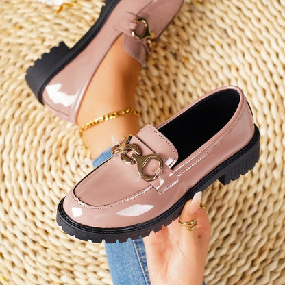 Chaussures à talons épais pour femme à bout rond et semelle épaisse.