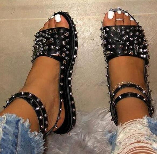 Sandales Plates Femme à Rivets – Style et Fraîcheur d’Été