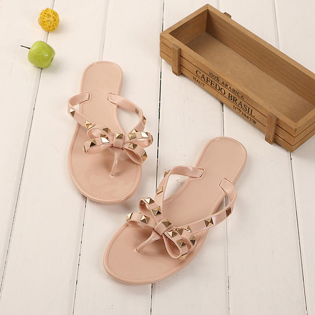Sandales d'été pour femmes élégantes avec clous décoratifs