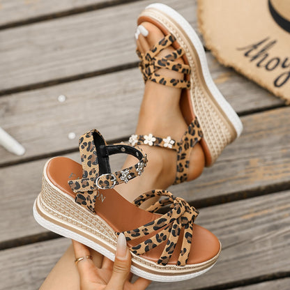 Sandales à plateforme en daim pour femme, avec boucle à la cheville et bout ouvert