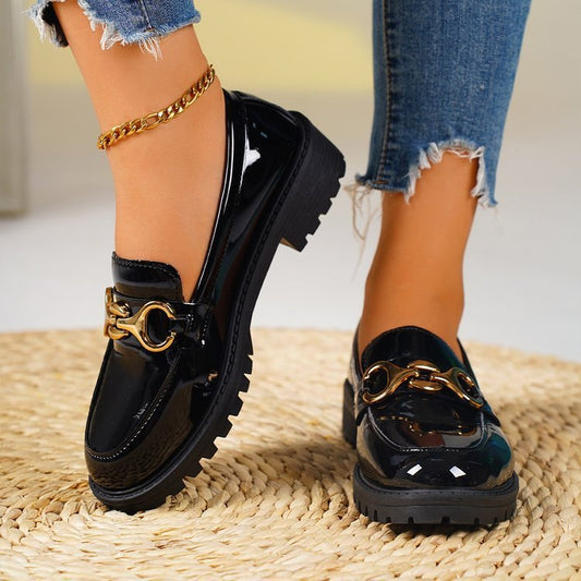 Chaussures à talons épais pour femme à bout rond et semelle épaisse.