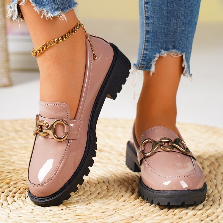 Chaussures à talons épais pour femme à bout rond et semelle épaisse.
