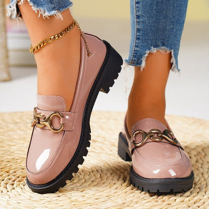 Chaussures à talons épais pour femme à bout rond et semelle épaisse.